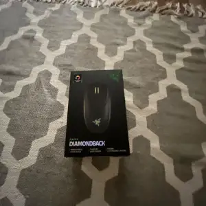 Razer diamondback. Led mus. Har aldrig använt denna mus förutom några få gånger. Jag tycker den är skön och har bra passform för handen. Denna mus är bra för dig som gillar att spela och andra behov inom datorer. DET ÄR USB KABEL. Original pris 699kr. Mitt pris 399kr. Pris kan självklart diskuteras vid snabb affär!