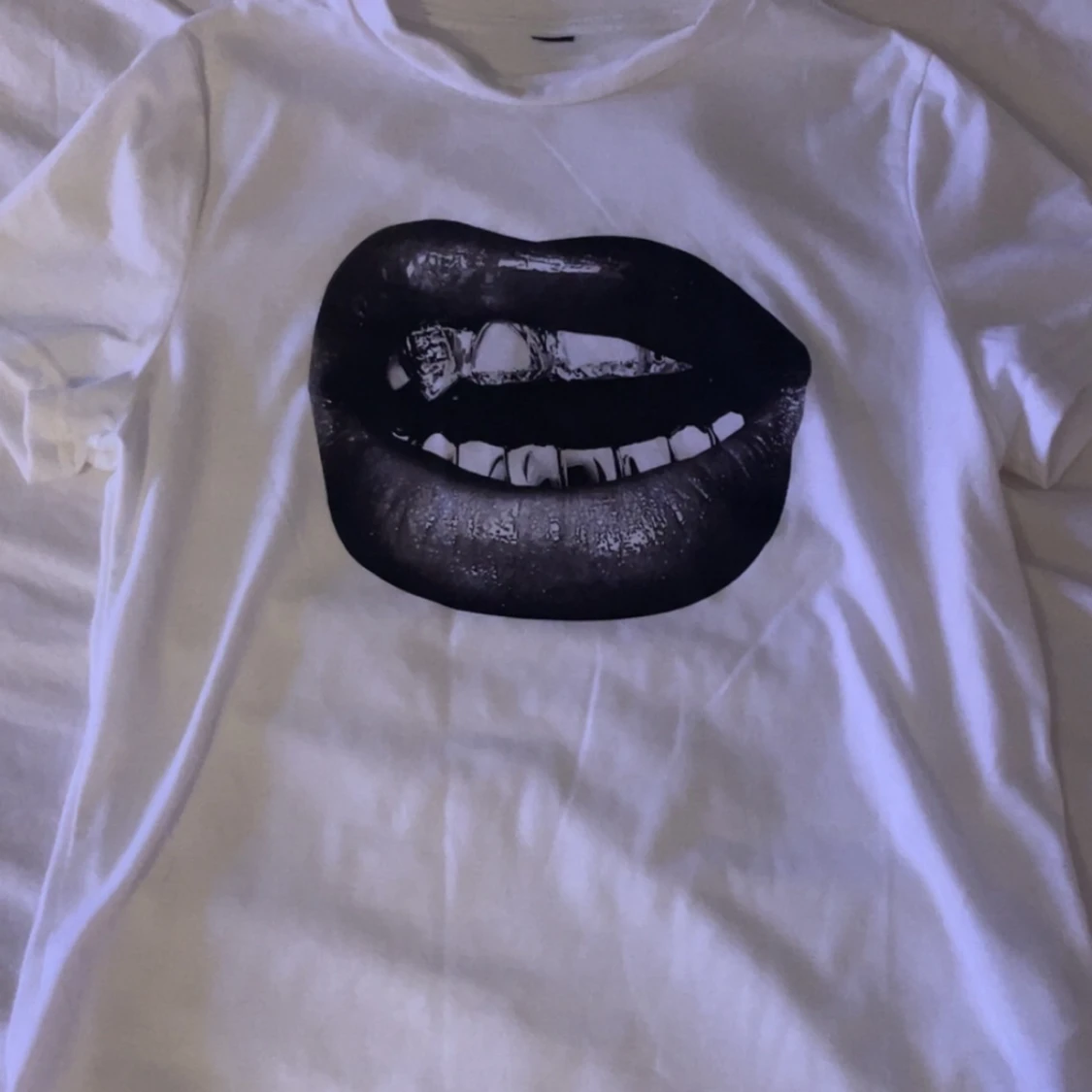 Vit t-shirt med läpptryck