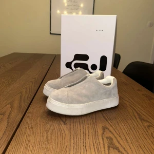 Grå sneakers från Eytys - Snygga grå sneakers från Eytys i mocka med en stilren design. Nästintill helt nya använda 1-2 gånger bara. Nypris 2000kr. Hör av dig vid frågor! Kom med pris förslag!
