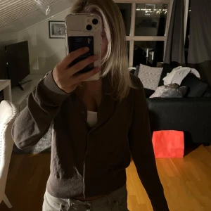 Stickad tröja - Snygg brun stickad kofta från HM. Storlek XS, den är i jätte fint skick💞🙌🏻