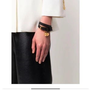 Alexander McQueen armband 🤍 - Box och kvitto medkommer 🤎 Köpt för 2300 på Miinto, pris kan diskuteras, guld färgen har försvunnit lite annars i toppskick. Skriv till mig för att köpa! (Köp nu funkar inte) 