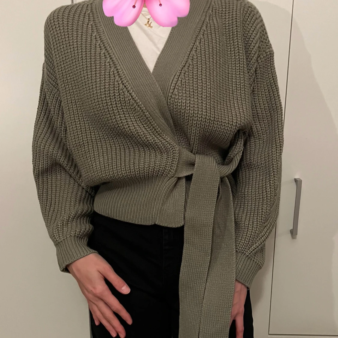 Olivgrön stickad omlottkofta