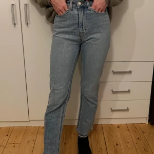 Blå jeans i mycket bra skick - Säljer ett par klassiska blå jeans i mycket bra skick. De är högmidjade och har en straight passform som ger en tidlös look. Perfekta för både vardag och fest! 🕺