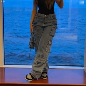 Denim cargos  - Säljer ett par denim cargopants i loose fit. De har flera fickor och passar både S/M,  perfekt för vardagsbruk. Byxorna är i bra skick.