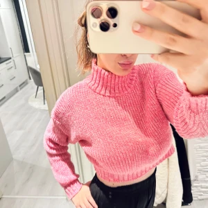 Rosa stickad polotröja - Säljer en superfin rosa stickad polotröja som är croppad och perfekt för kyliga dagar. Den har en mysig polokrage och långa ärmar, vilket gör den både stilren och bekväm. Passar perfekt till både jeans och kjol. Perfekt för höst och vinter! 💖Passar S/M/L storlek