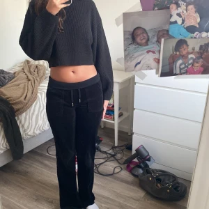 Svarta byxor från Juicy Couture - Säljer ett par svarta byxor från Juicy Couture i storlek XXS. De är superbekväma och har en snygg, lågmidjad passform med snöre i midjan. Dessa är i perfekt skick med 0 defekter. Pris kan diskuteras!🖤