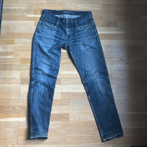 Blå jeans från Replay - Säljer ett par riktigt feta jeans ifrån replay. Okej skick då det är hål på vänster knä och ett litet hål mellan benen. Säljer pågrund av att de är för korta. Snygga till både skola och fest m.m. Pris kan diskuteras‼️
