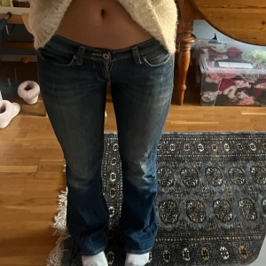 Levi’s Lågmidjade jeans  - Super snygga. I modellen 572 bootcut. Mått rakt över är 39 och innerbenslängen är 83-84 cm. Dom är lite slitna vid hälen men ingenting man tänker på🧡