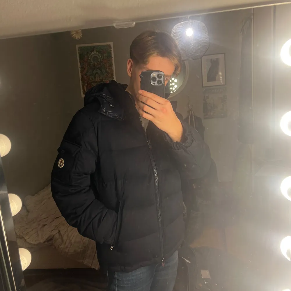 Säljer nu min moncler puffer som är perfekt till vintern. Jackan är bara använd fåtal gånger och har inga defekter. Nypris: 20000 mitt pris: 7000. Jag säljer jackan få den är för stor och fick den av en släkting som bor utomlands vilket gör det svårt att returnera. Skicka gärna funderingar och jag kan skicka fler bilder för att garantera äkthet, ps har inget kvitto på den längre, pris går att diskuteras. Jackor.