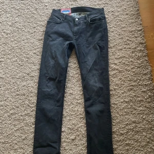 Svarta jeans från Acne Studios - Säljer ett par svarta jeans från Acne Studios i modellen Blå Konst. De är i mycket bra skick och har en slim passform. Perfekta för både vardag och fest! Tillverkade i bomull för en bekväm känsla. Passar bra till höst och vår.
