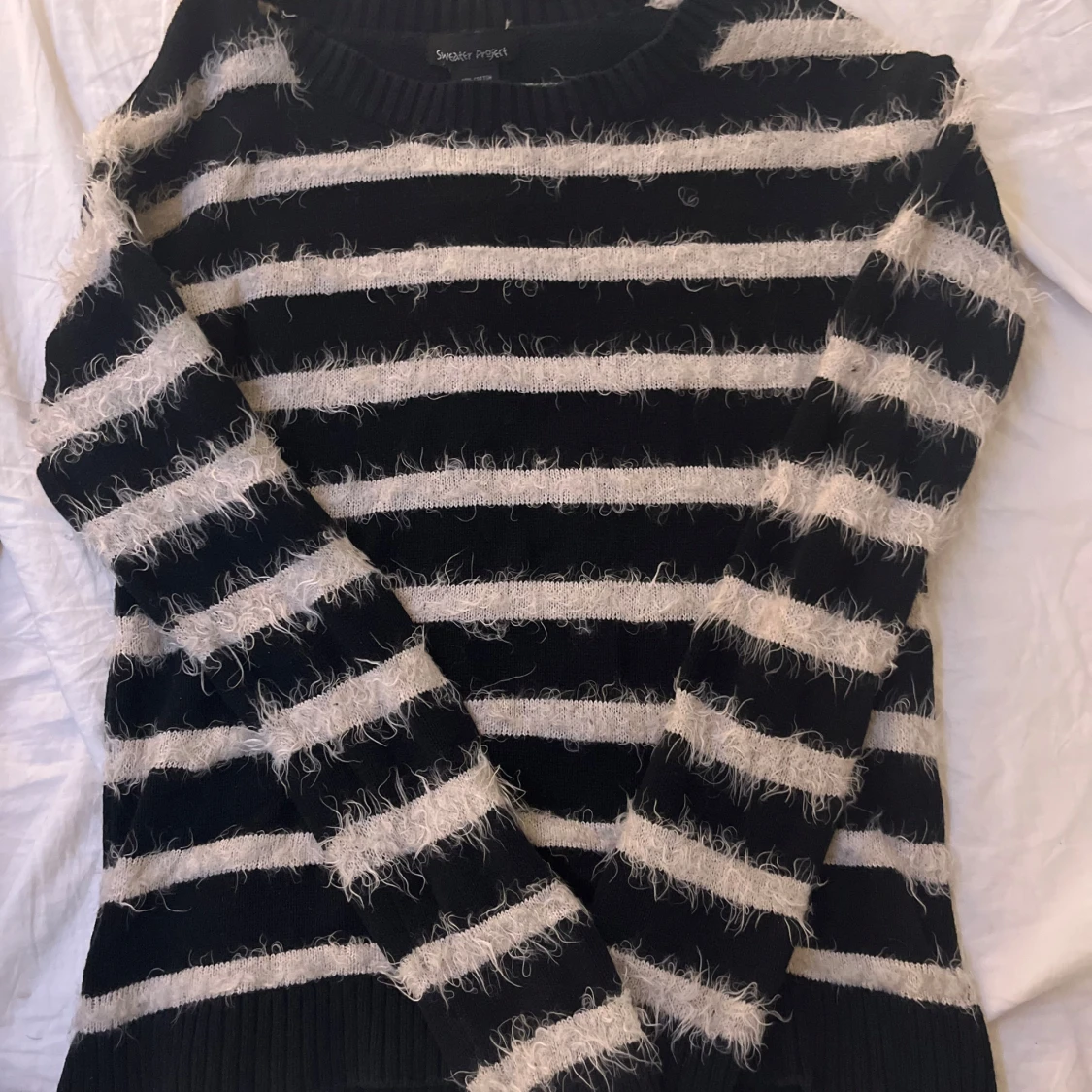 Svart och vit randig tröja från Sweater Project