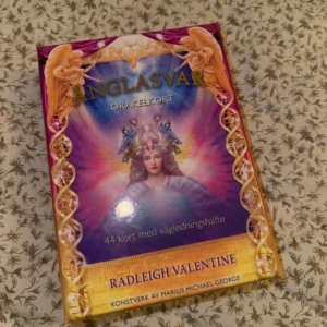 Änglasvar Orakelkort av Radleigh Valentine - En vacker tarot med 44 orakelkort och ett vägledningshäfte. Designen är färgglad med motiv av änglar och mystiska symboler. Perfekt för den som söker andlig vägledning och inspiration.