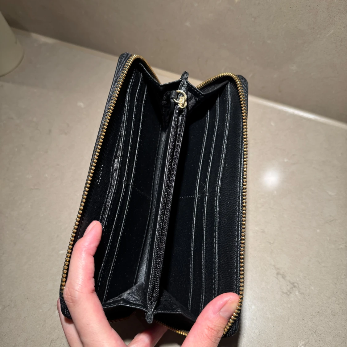 Svart plånbok med dragkedja - 92