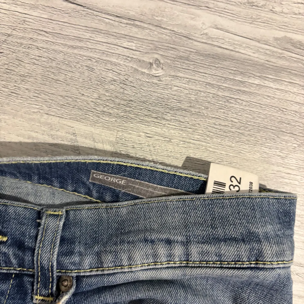 Dondup George jeans i storlek 32. Väldigt fint skick förutom att de gått sönder lite vid skrevet men det är lätt att fixa, priset är bestämt pågrund av det! Hör av dig om du har övriga frågor om byxorna!. Jeans & Byxor.