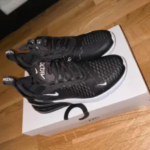 Säljer ett par svarta Nike Air Max 270 som är helt nya och oanvända, kartong medföljer! Väldigt snygga men säljes då de är för små på mig.