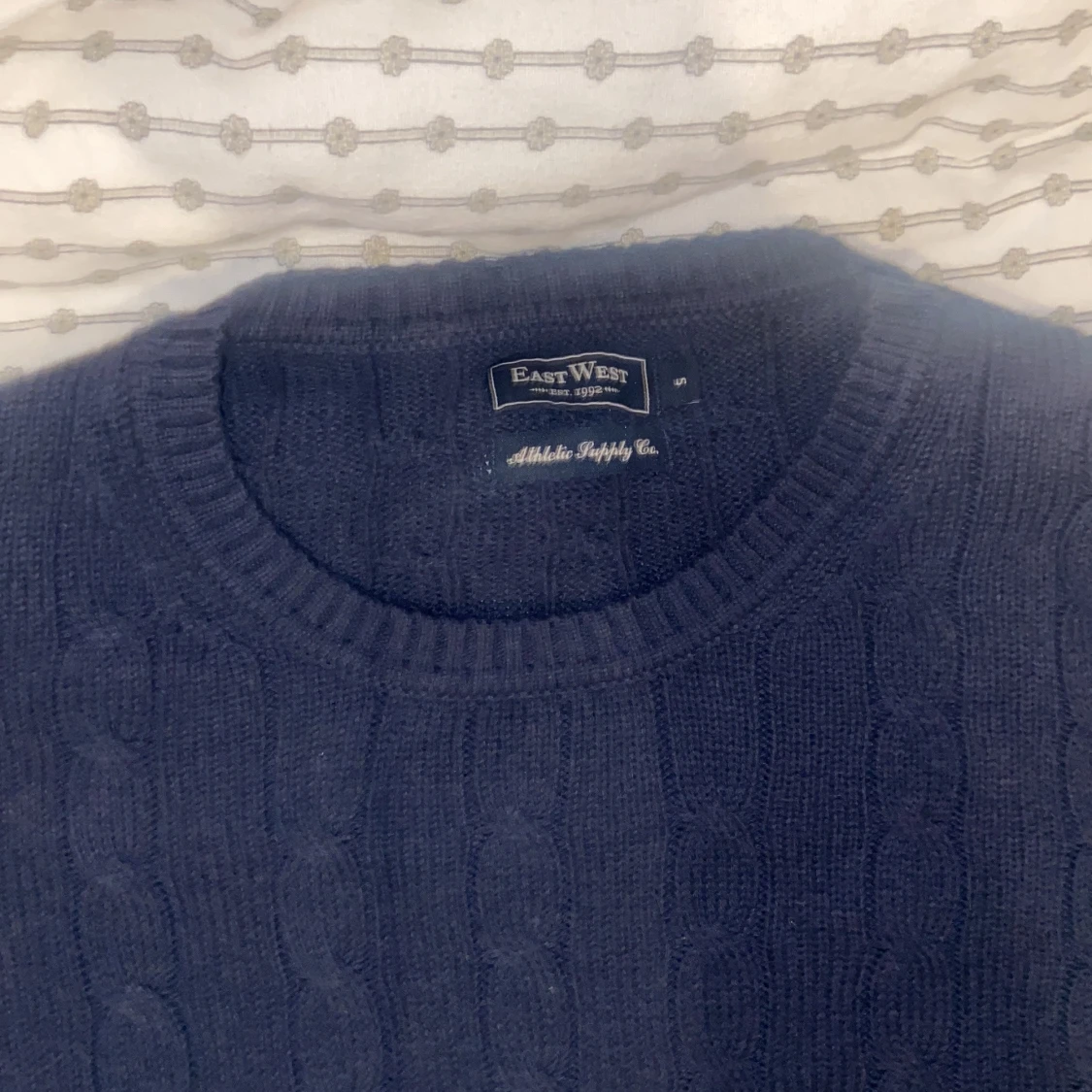Mörkblå stickad tröja från East West - 91