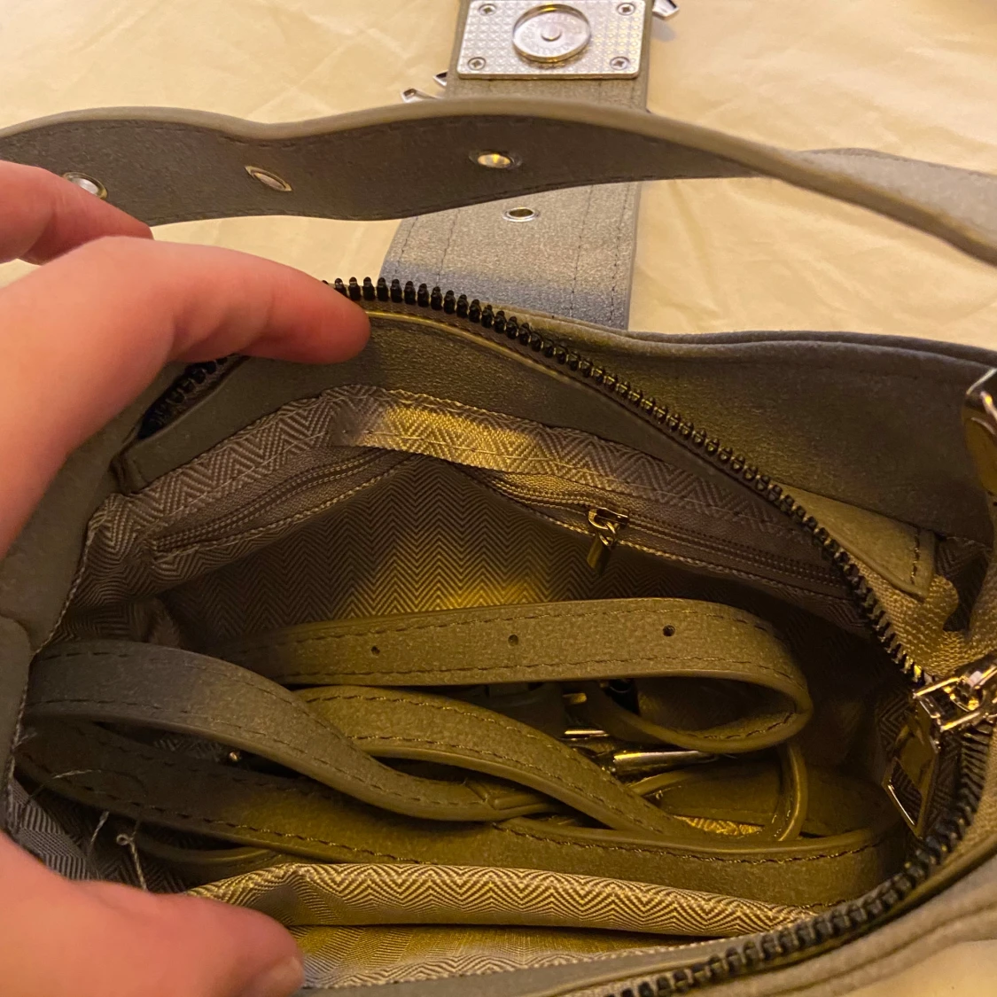 Svart och beige axelväska med metallinitial - 93