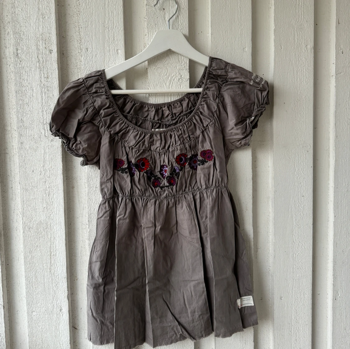 Grå odd molly med broderi