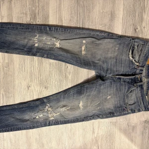 Dondup Jeans - dondup george jeans, storlek 31, bra skick, mycket slitningar som är design! Hör av dig vid övriga frågor!