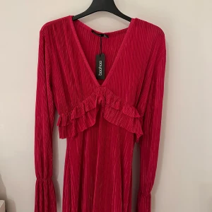 Klänning  - Rosa långklänning från Boohoo, aldrig använd. Storlek 40