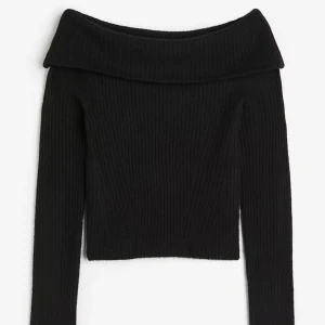Svart ribbad offshoulder tröja från H&M - Snygg svart ribbad offshoulder tröja från H&M. Perfekt för en stilren look med långa ärmar och en croppad passform. Passar utmärkt till både jeans och kjol. Använd ett fåtal gånger.❤️