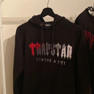 Trapstar hoodie - Väldigt skön hoodie, hittar inga defekter på den. Byxorna till den säljs inte bara hoodien ni ser på bilden❤️🖤🩶🤍