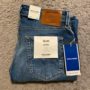 Jack and Jones jeans  - Helt nya oanvända Jack and Jones jeans!! Slim fit Glenn. Säljer pga inte min storlek. Nypris 800kr! Mitt 299kr. Skriv vid minsta fundering mvh Lysekilsgarderoben!