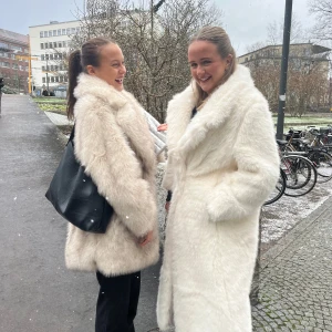 Pälsjacka - Säljer min vit/beige pälsjacka/kappa (den till vänster på bilderna, alltså den som är lite kortare) Sparsamt använd & i storlek 36 🫶🏼