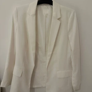 Kavaj - Vit kavaj/blazer från hm. Storlek 38