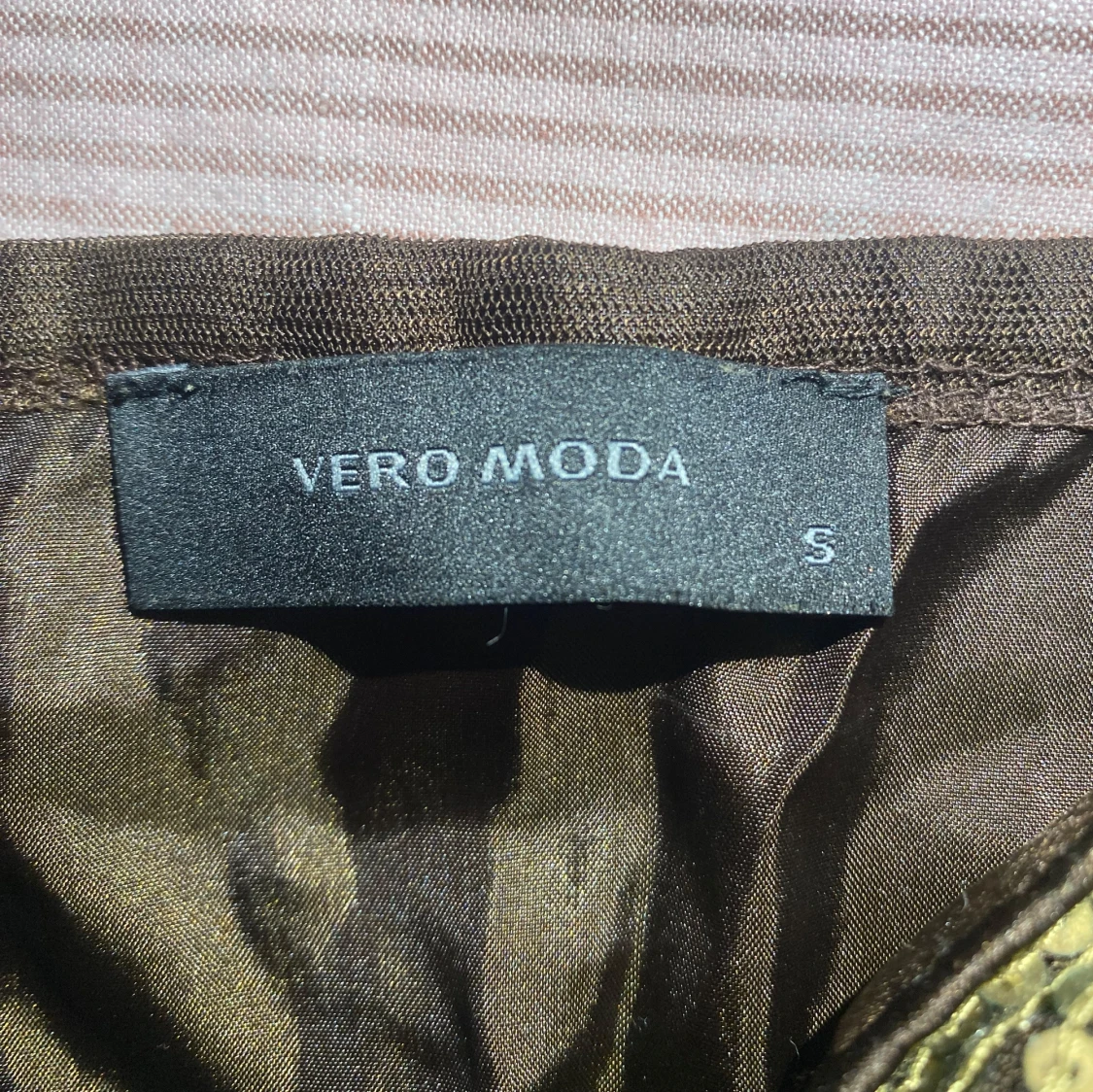 Brun paljettprydd topp från Vero Moda  - 4