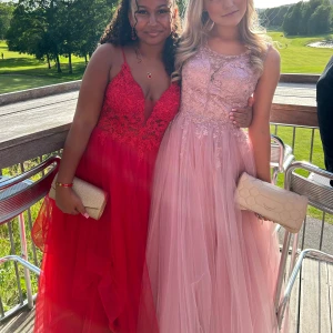 Röd balklänning - Elegant balklänning i röd färg i strl 36/38. Klänningen har spetsdetaljer och tunna axelband. Perfekt för en bal eller festlig tillställning. Skriv för fler bilder, ord. pris 3000kr, pris kan diskuteras💕