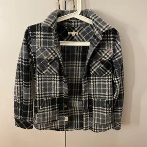 Svart och grå rutig overshirt från appaman - Jacka från appaman. Jackan är inte från uniqlo som det står. Står ej för frakt!