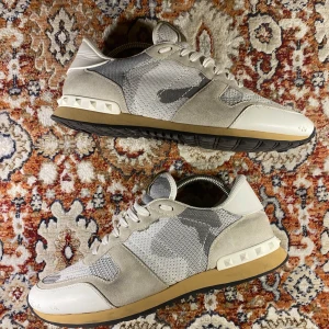 Valentino Rockrunners  - Hej! Säljer nu mina skor från märket Valentino, storlek 42, bra skick insulorna saknas. Tveka inte på att höra av dig om du har frågor eller funderingar kring skorna!