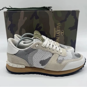 VALENINTO ROCKRUNNERS SNEAKER - Valentino Rockrunners- Skick: 10/10 (Helt Nya) - Tillbehör: Box & Dustabag - Storlek 39 sitter som 40 - Nypris ca 7500kr - Deluxecloset