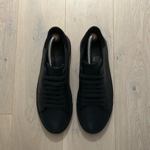 Axel arigato - Säljer dessa fräscha arigatos som är en färgade mörkblå , har använt dem lite på balen osv och precis tvättat dem med shoe hero så dem är riktigt rena!😀 man får även med en dustbag kan lösa bild i pm vid intresse!