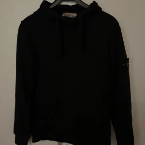 Stone Island hoodie - Säljer min stone Island hoodie i storlek S då den har blivit något för liten för mig. Finns inga defekter att anmärka, jätte fint skick! Helt äkta och kvittot finns sparat. Nypris: 3500kr.