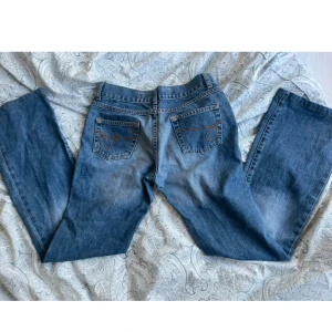 Lågmidjade jeans - Säljer ett par lågmidjade bootcut jeans som tyvärr inte passade, Midjemåttet är 36 cm. Kom privat vid fler bilder eller frågor.💕