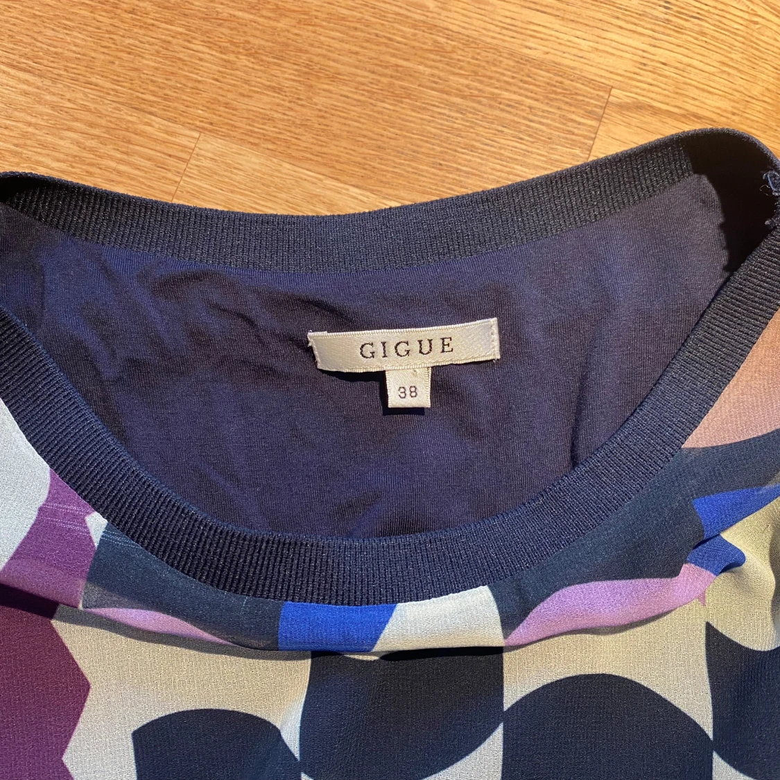 Gigue mönstrad genomskinlig blus, storlek 38. - 3