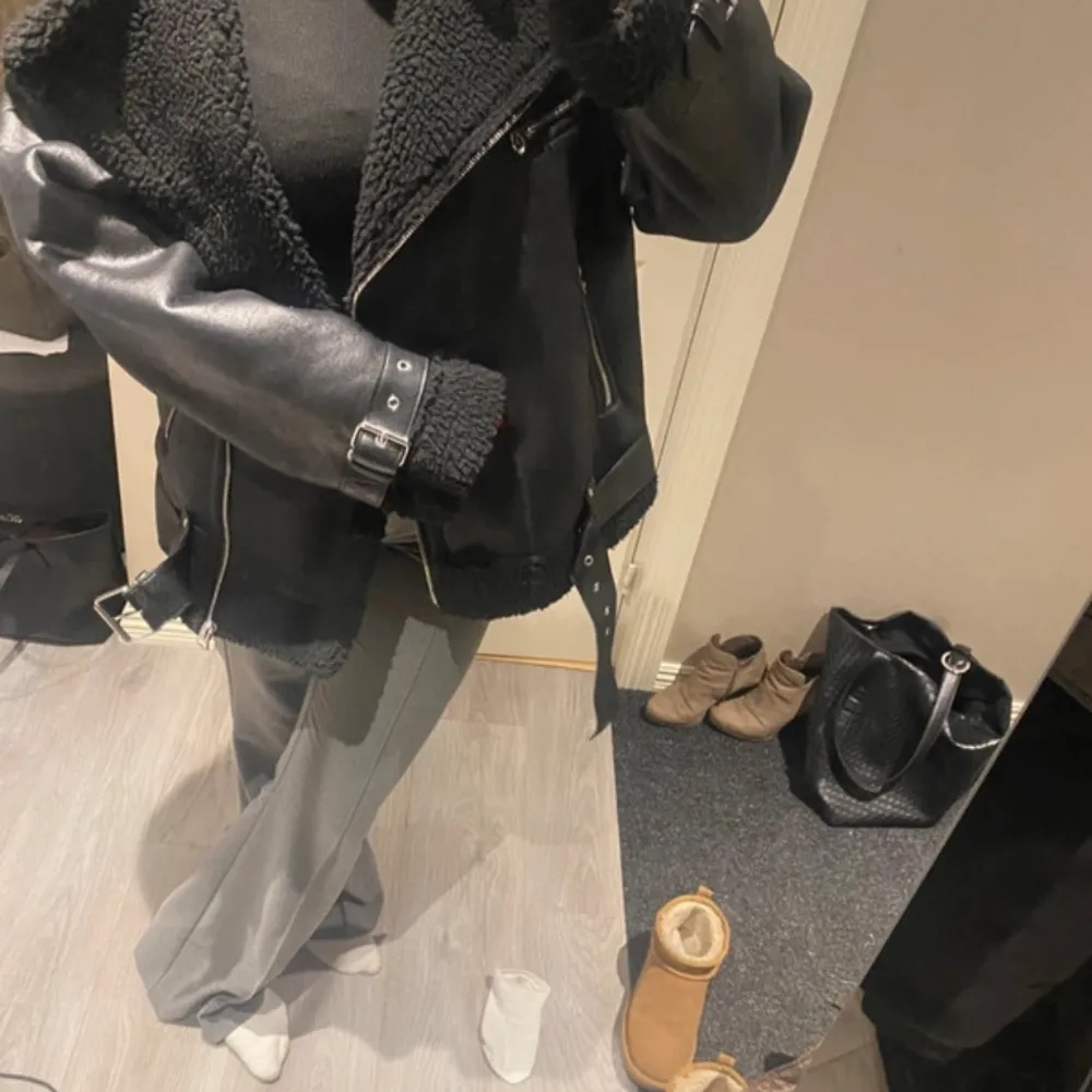 Snygg svart skinnjacka med mjukt foder och dragkedja. Jackan har bälte och spännen vid ärmsluten för extra stil. Perfekt för kyligare dagar med sin fodrade insida. Ja den är knappt använd, köpt för 899kr. Takit.