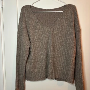 Tröja och byxa set - Säljer en mysig beige ribbad tröja med v-ringning samt ett par likadan byxor 