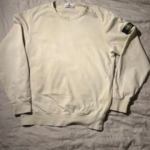 Beige sweatshirt från Stone Island - Säljer en beige stone island tröja. Mycket bra skick förutom ett micro hål på baksidan. Priset kan diskuteras. Hör gärna av dig om du har några frågor om produkten