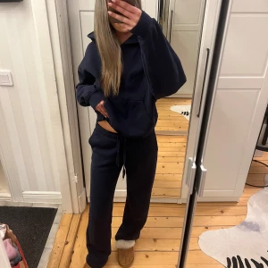 Mörkblå hoodie och byxor - Mörkblått mjukisset, köptes för 660kr på Gina Tricot. Använt endast 1 gång, väldigt fint skick. Båda delar är i storlek xxs🤍Jag är 158 cm lång och byxans längd är lagom på mig.