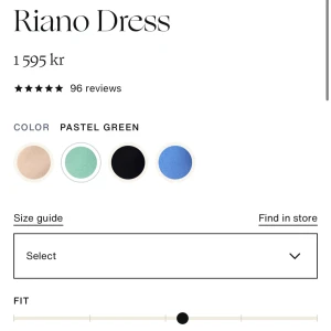 Pastellgrön Riano Klänning - Snygg Riano klänning med lång ärm och en elegant slits baktill. Den har en tight passform och är ribbad för en stilren look. Min klänning jag säljer är mörkare i färgen, och är ifrån sample salen. Köpte den för 600 men kan sälja för 500. Jag köpte för många klänningar så behöver sälja en av dom. (Det gick inte att välja där inne) prislapp är kvar 
