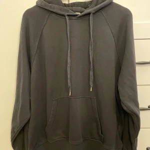  hoodie  - Säljer en svart hoodie den ser grå ut på bilden men de är ljuset:). Den har långa ärmar och en bekväm passform. Perfekt för kyliga dagar!