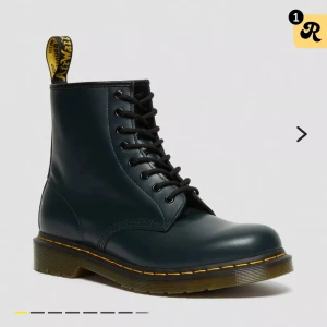 Dr. Martens kängor - Snygga kängor från Dr.martens i deras populära modell ”1460”. Kängorna är i använt, men mycket välbevarat skick och har endast små tecken på slitage. Nypris ca 1500kr🤍