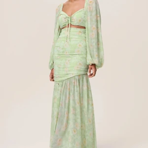 långklänning från adoore  - En så fin klänning som aldrig är andvänd!!! (Alla lappar är kvar) nypris 1795kr 💚modellen på första bilden har på sig strl 36 