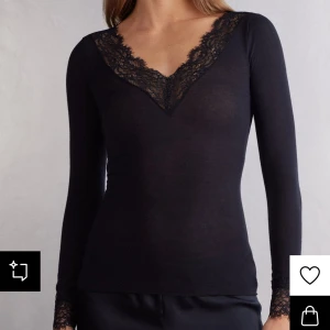 Svart långärmad topp med spetsdetaljer - Svart långärmad topp med spetsdetaljer från Intimissimi. Jätte skönt material. Säljer pågrund av att den inge kommer till använding.