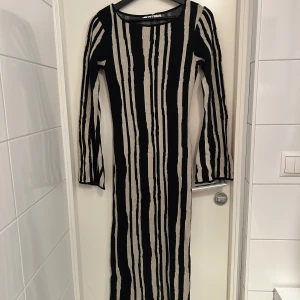 Maxi klänning från NAKD - Lång zebra mönstrad klänning från NAKD i bra skick. Köpt för 799kr
