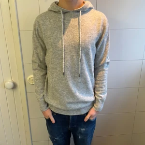 Merinoull Hoodie - En riktigt snygg Merinoull Hoodie i en ljusgrå färg. Storlek S. Modellen är 179 cm lång. Använd max 3 gånger! Inga defekter! Hör av dig vid intresse eller minsta fundering!😊