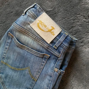 Jacob Cohen jeans - Tja! Säljer nu dessa riktigt feta Jacob Cohen jeansen! Jeansen är i storlek W30! Jeansen är i fint skick! Jeansen är handgjorda i Italien! Nypris 4899kr vårat pris 1199kr skriv vid frågor eller bilder! Vid snabbaffär=bättre pris!